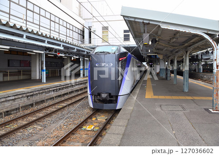 中部地方・松本駅・松本駅で観光客の乗車を待つ特急あずさ、東京と信州を結ぶ人気列車・長野県松本市(1) 中部地方・松本駅・松本駅で観光客の乗車を待つ特急あずさ、東京と信州を結ぶ人気列車・長野県松本市(1) 127036602