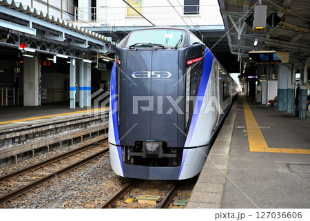 中部地方・松本駅・松本駅で観光客の乗車を待つ特急あずさ、東京と信州を結ぶ人気列車・長野県松本市(5) 中部地方・松本駅・松本駅で観光客の乗車を待つ特急あずさ、東京と信州を結ぶ人気列車・長野県松本市(5) 127036606