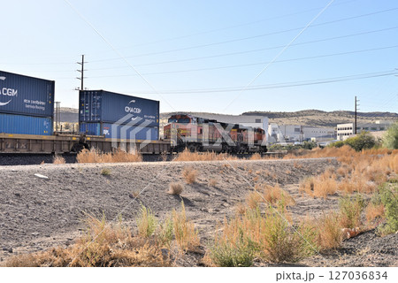 キングマンの町外れを行くBNSF鉄道のコンテナ列車 キングマンの町外れを行くBNSF鉄道のコンテナ列車 127036834