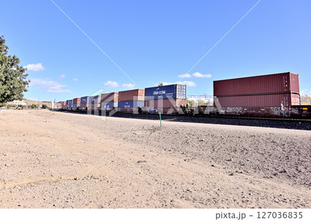 BNSF鉄道のダブルスタックトレイン 127036835