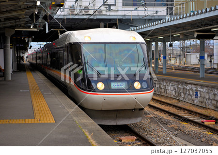 中部地方・松本駅・長野行きの人気列車、名古屋と信州を結ぶ特急ワイドビューしなの・長野県松本市(3) 中部地方・松本駅・長野行きの人気列車、名古屋と信州を結ぶ特急ワイドビューしなの・長野県松本市(3) 127037055