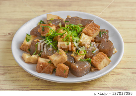コンニャクと厚揚げのオイスターソース炒め コンニャクと厚揚げのオイスターソース炒め 127037089