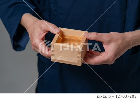 作務衣を着た男性 手元 作務衣を着た男性 手元 127037205