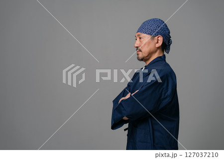 作務衣を着た男性　横向き 127037210