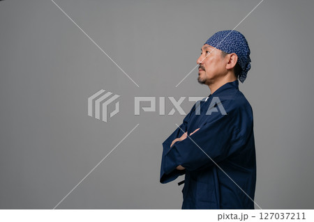 作務衣を着た男性　横向き 127037211
