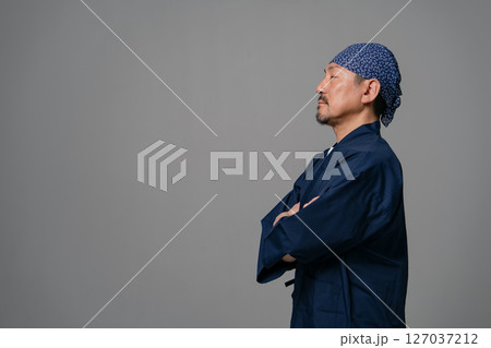 作務衣を着た男性　横向き 127037212
