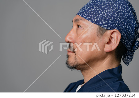 作務衣を着た男性　横顔　アップ 127037214