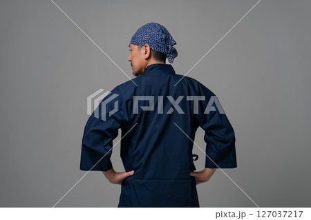 作務衣を着た男性　後ろ姿 127037217