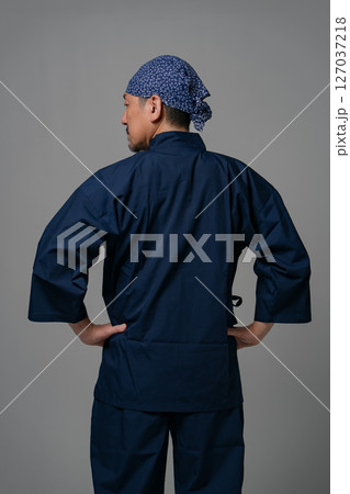 作務衣を着た男性　後ろ姿 127037218