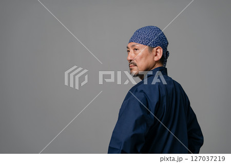作務衣を着た男性　振り向く 127037219