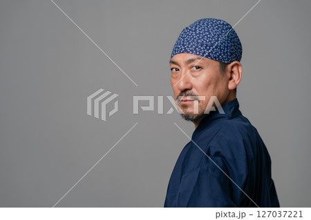 作務衣を着た男性 振り向く 作務衣を着た男性 振り向く 127037221