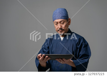 作務衣を着た男性 陶芸家 作務衣を着た男性 陶芸家 127037223