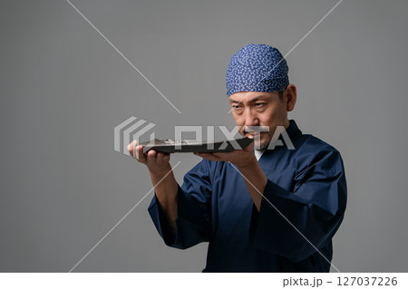 作務衣を着た男性　陶芸家 127037226