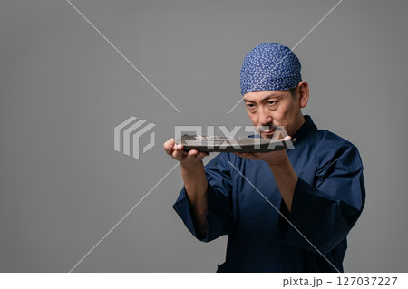 作務衣を着た男性 陶芸家 作務衣を着た男性 陶芸家 127037227