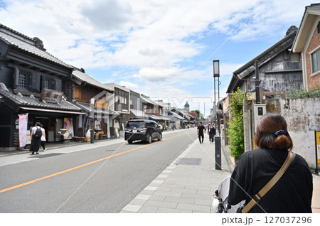 犬用カートの愛犬と小江戸川越を散策する女性　（埼玉県・川越市）チワワ 127037296