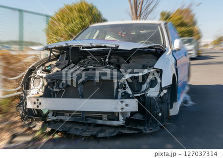 不法放置された自動車にズームイン 127037314