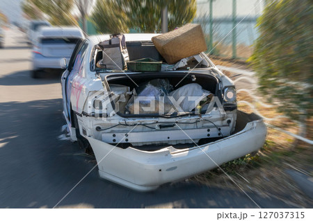 不法放置された自動車にズームイン 127037315