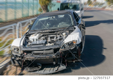 不法放置された自動車にズームイン 127037317