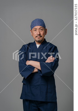 作務衣を着た男性　ポートレート 127037335
