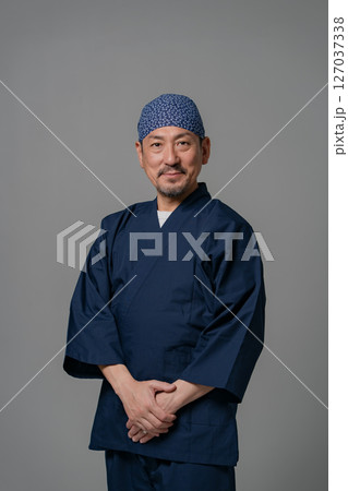 作務衣を着た男性　ポートレート 127037338
