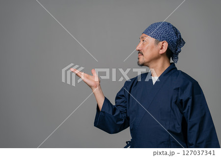作務衣を着た男性　手かざし 127037341