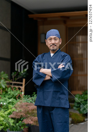 作務衣を着た男性　腕組み 127037454