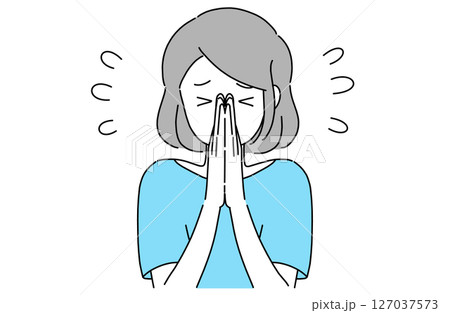 手を合わせて申し訳なさそうに頭を下げている若い女性 127037573