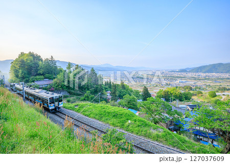 初夏の姨捨駅から見た景色とE127系　長野県千曲市 127037609