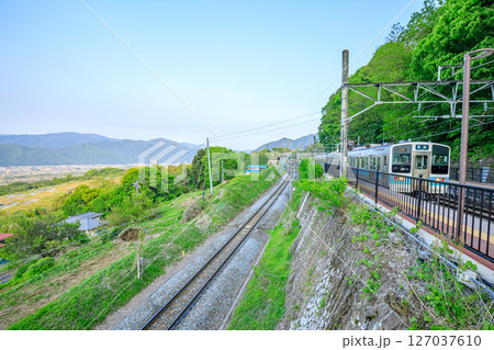 初夏の姨捨駅から見た景色とE127系　長野県千曲市 127037610