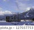 雪の磐梯山を走る磐越西線 127037753