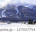 雪の磐梯山の下を走る磐越西線 127037754
