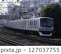 船橋の総武線を走る地下鉄電車 127037755