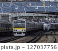 船橋を走る総武線と特急電車 127037756