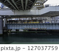 川の上を走る東急電車 127037759