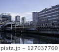 横浜駅の川の上を走る東急電車 127037760