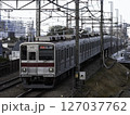 都立大学の街中を走る東横線 127037762