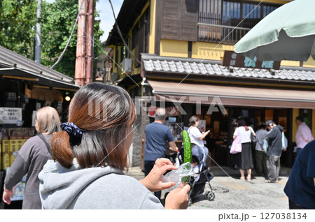 小江戸川越で食べ歩き キュウリを食べる女性(埼玉県・川越市) 小江戸川越で食べ歩き キュウリを食べる女性(埼玉県・川越市) 127038134