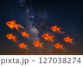 発光する金魚が星屑をまき散らしながら泳ぐ夏の夜空 発光する金魚が星屑をまき散らしながら泳ぐ夏の夜空 127038274