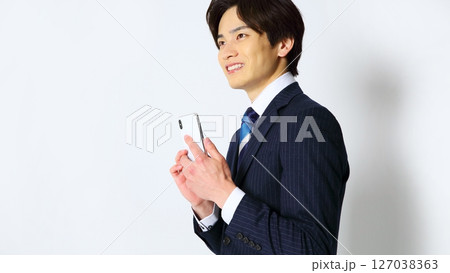笑顔でスマホを操作する男性会社員イメージ 127038363