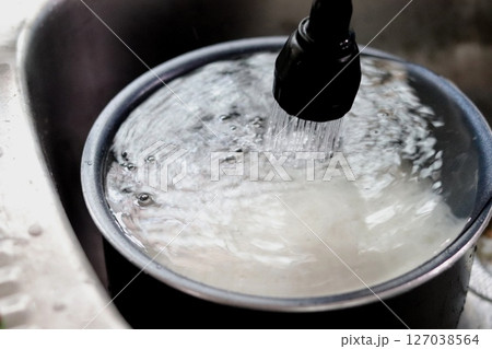 炊飯器の内釜でお米をとぐ 炊飯器の内釜でお米をとぐ 127038564