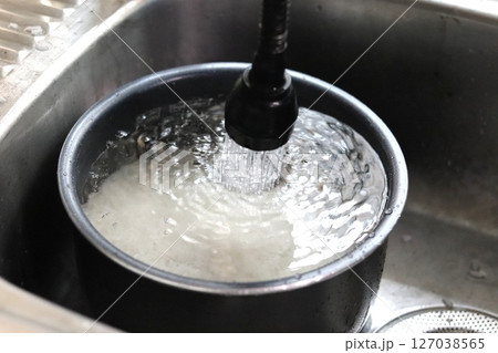 炊飯器の内釜でお米をとぐ 炊飯器の内釜でお米をとぐ 127038565