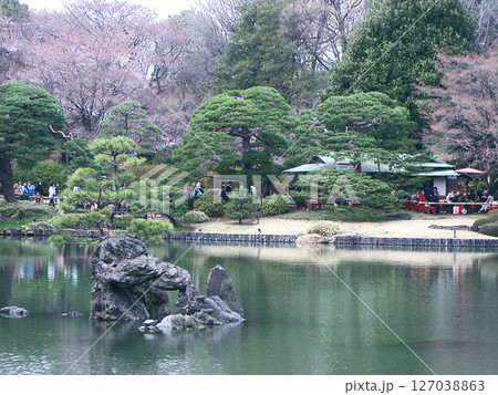 六義園の吹上茶屋と蓬莱島（東京都文京区） 127038863