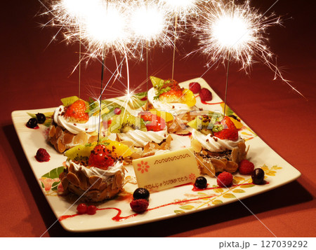 誕生日のお祝いにキラキラ花火のケーキ 誕生日のお祝いにキラキラ花火のケーキ 127039292