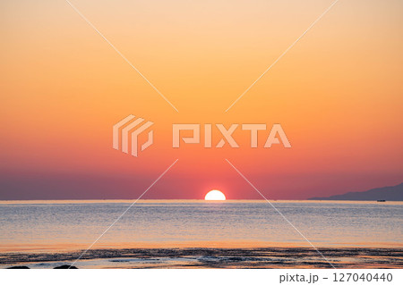 【日の出素材】富山県雨晴海岸から見る日の出【富山県】 127040440