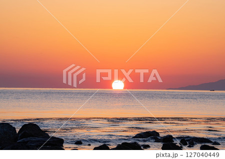 【日の出素材】富山県雨晴海岸から見る日の出【富山県】 127040449