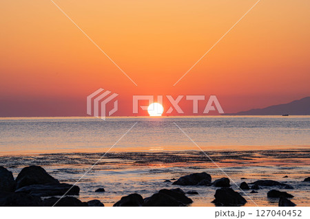 【日の出素材】富山県雨晴海岸から見る日の出【富山県】 127040452