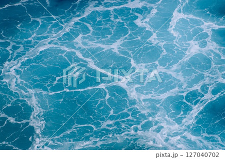 ブルー波の模様・海面(鹿児島県・和泊町) ブルー波の模様・海面(鹿児島県・和泊町) 127040702