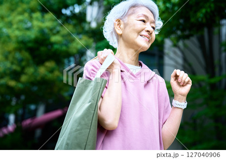 買い物バックを持った元気なシニア女性 127040906