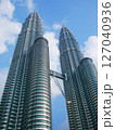 ペトロナスツインタワーを見上げる 127040936