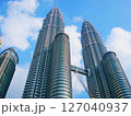ペトロナスツインタワーを見上げる 127040937